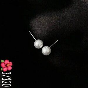 Simplistic Pearl Stud Earrings Modern Glam!!!🌺3/$20 or 3/$8 select accessories!